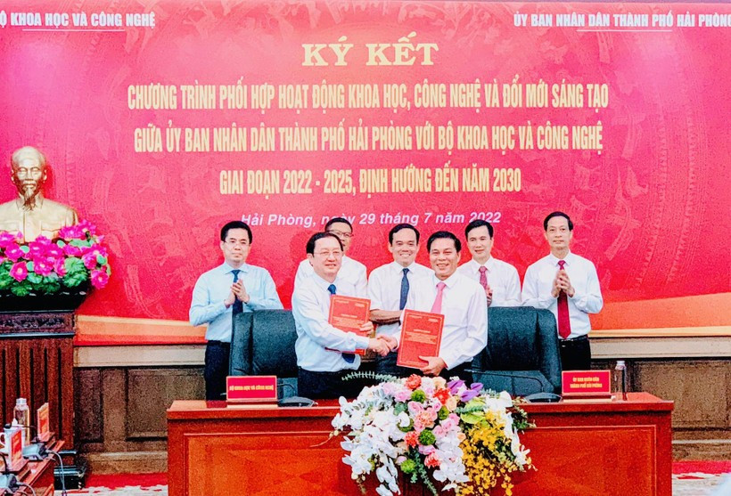 Bộ trưởng Khoa học và Công nghệ Huỳnh Thành Đạt và Chủ tịch Ủy ban nhân dân thành phố Hải Phòng Nguyễn Văn Tùng ký kết chương trình phối hợp hoạt động khoa học, công nghệ và đổi mới sáng tạo giai đoạn 2022-2025, định hướng đến năm 2030. (Ảnh: Báo Nhân Dân)