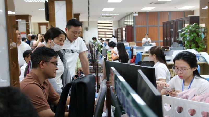 Người dân, doanh nghiệp đến giải quyết thủ tục hành chính tại Trung tâm phục vụ hành chính công phường Thành Vinh, tỉnh Nghệ An.