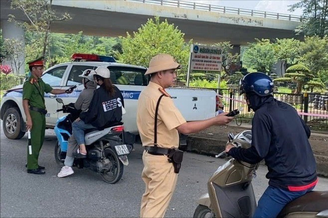 Lực lượng Công an thành phố Hà Nội kiểm tra nồng độ cồn đối với người điều khiển phương tiện giao thông. (Ảnh: THANH HÀ)