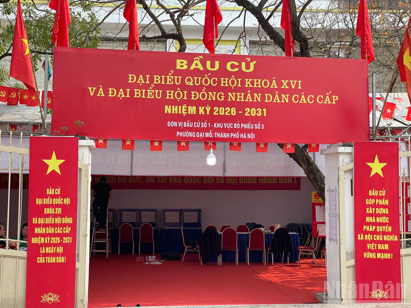 Cờ, pano, khẩu hiệu được trang hoàng tại các khu vực bỏ phiếu.