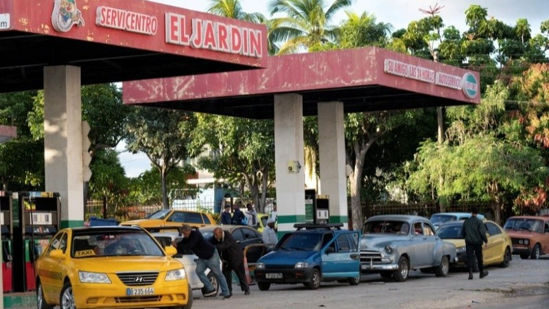 Người dân chờ đổ xăng cho các phương tiện tại trạm xăng ở La Habana, Cuba, ngày 31/1/2024. (Ảnh: AFP/TTXVN)