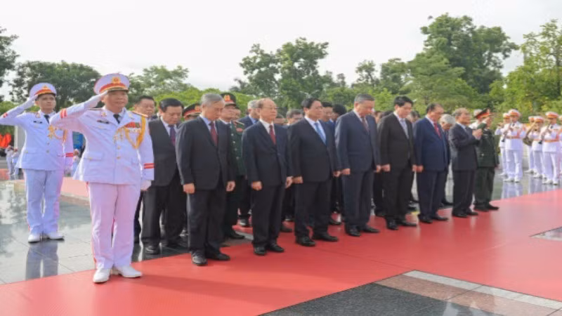 Các đồng chí lãnh đạo, nguyên lãnh đạo Đảng, Nhà nước vào Lăng viếng Chủ tịch Hồ Chí Minh. (Ảnh THẾ ĐẠI)
