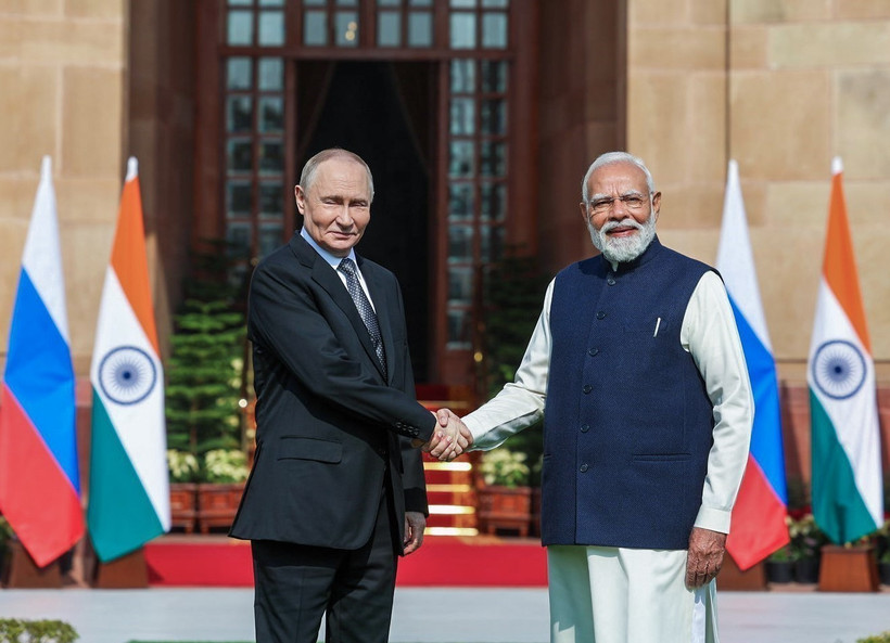 Tổng thống Nga Vladimir Putin (trái) và Thủ tướng Ấn Độ Narendra Modi tới tham gia Hội nghị Thượng đỉnh Ấn Độ-Nga thường niên lần thứ 23 ở New Delhi ngày 5/12/2025. (Ảnh: TTXVN)
