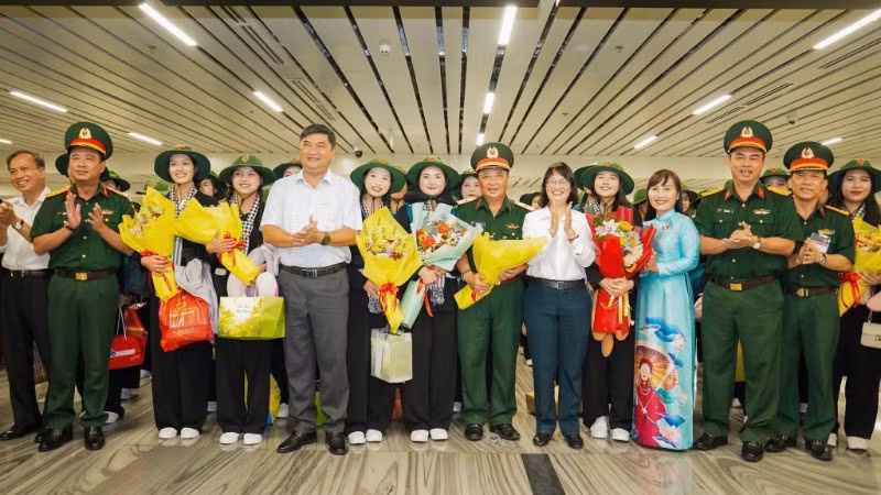 Lãnh đạo Ủy ban nhân dân Thành phố Hồ Chí Minh và Quân khu 7, Bộ Tư lệnh thành phố đón cán bộ, chiến sĩ trở về.