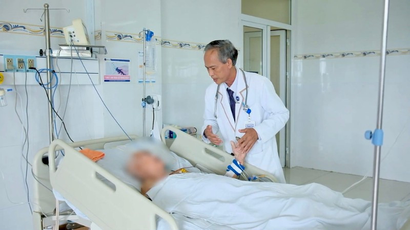 Bác sĩ Bệnh viện đa khoa Xuyên Á Tây Ninh thăm khám bệnh nhân bị rắn cắn. (Ảnh: BVCC)
