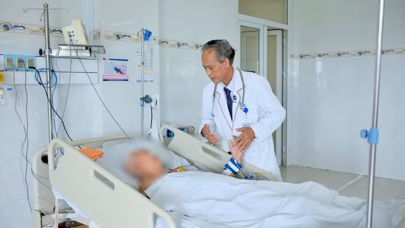 Bác sĩ Bệnh viện đa khoa Xuyên Á Tây Ninh thăm khám bệnh nhân bị rắn cắn. (Ảnh: BVCC)