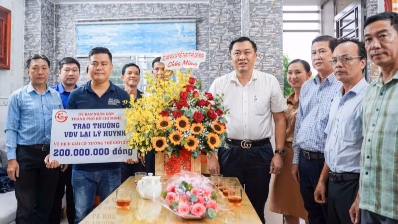 Trao thưởng 200 triệu đồng của Ủy ban nhân dân Thành phố Hồ Chí Minh cho vận động viên cờ tướng Lại Lý Huynh.