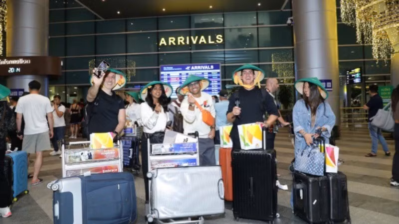 Năm 2024, tổng doanh thu của Cảng hàng không quốc tế Đà Nẵng đạt 1.615 tỷ đồng, đạt 104%. Trong ảnh là những du khách quốc tế đầu tiên từ Dubai đến Đà Nẵng tháng 6/2025. (Ảnh: ANH ĐÀO)