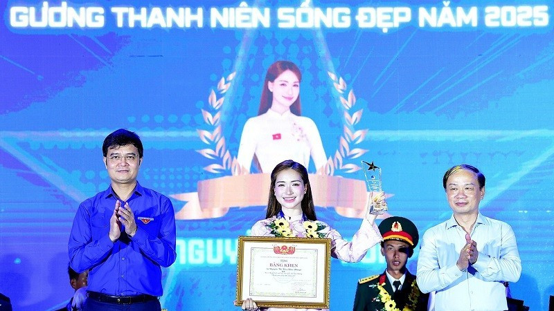 Ca sĩ Hòa Minzy nhận Giải thưởng "Thanh niên sống đẹp" năm 2025. (Ảnh: XUÂN TÙNG)