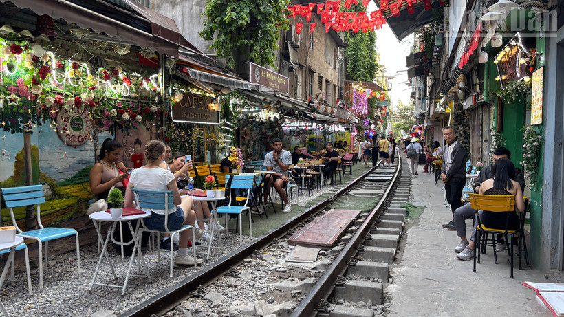 tình trạng tái lấn chiếm vi phạm hành lang an toàn đường sắt tại khu vực “phố cà phê đường tàu” tiếp tục diễn ra.