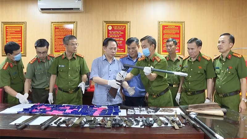 Lực lượng chức năng tỉnh Thanh Hóa xem xét vũ khí cùng ma túy tang vật.