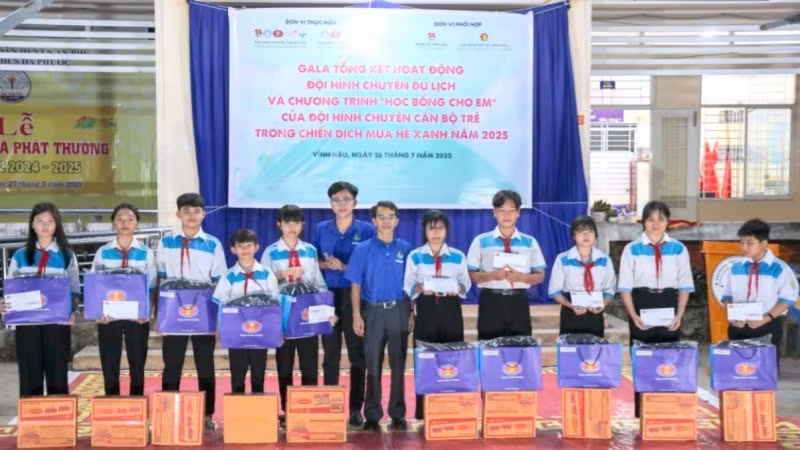 Đồng hành cùng các em học sinh, đội hình chuyên “Ong thông thái” tiếp sức các em học sinh có hoàn cảnh khó khăn luôn nỗ lực vươn lên trong học tập bằng món quà học bổng.