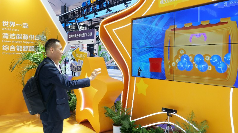 Khách tham quan trải nghiệm công nghệ AI tại Hội chợ CAEXPO 2025.