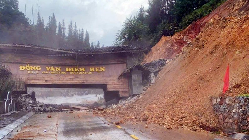 Sạt lở đất làm sập cổng chào xã Đồng Văn, tỉnh Tuyên Quang.