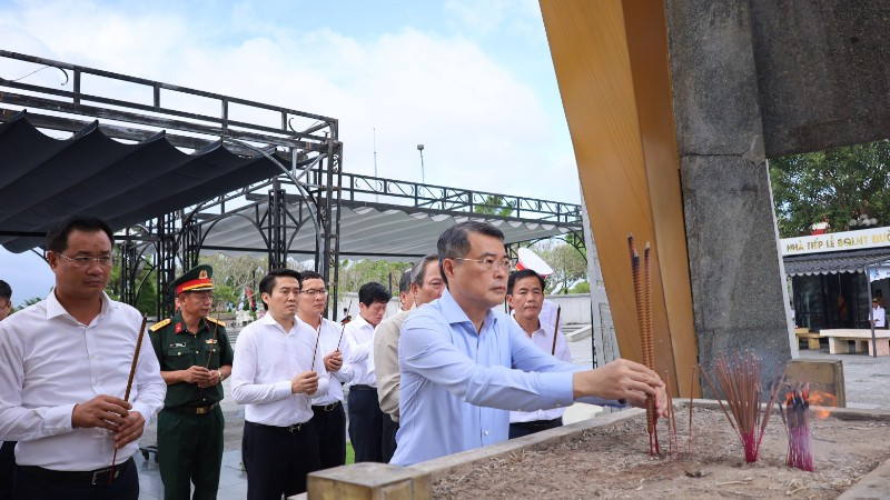 Đồng chí Lê Minh Hưng cùng đoàn công tác dâng hương tại Nghĩa trang liệt sĩ quốc gia Đường 9.