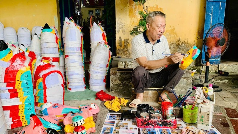 Làm mặt nạ, đồ chơi dịp Tết Trung thu ở thôn Hảo, xã Nguyễn Văn Linh tỉnh Hưng Yên.