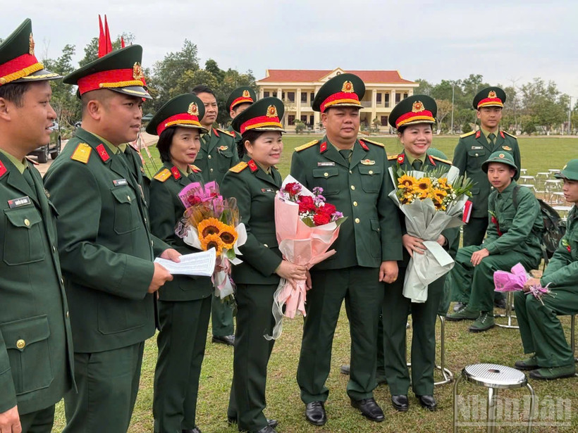 Đại tá Nguyễn Mạnh Cường, Sư đoàn trưởng Sư đoàn 325 cùng đại diện các tổ chức quần chúng động viên chiến sĩ mới.