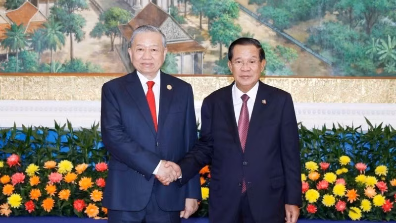 Tổng Bí thư Tô Lâm và Chủ tịch Đảng Nhân dân Campuchia Hun Sen. (Ảnh: TTXVN)