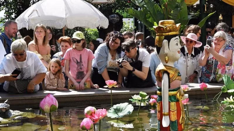 Người dân Nga tìm hiểu văn hóa Việt Nam tại Lễ hội Văn hóa trên Quảng trường Đỏ. (Ảnh RIA)