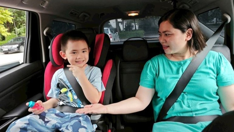 Nhiều chuyên gia cho rằng cần có lộ trình phù hợp để người dân làm quen và tự giác thực hiện quy định về thiết bị an toàn cho trẻ em trên xe ô tô. (Ảnh: MINH TRANG/Báo Nhân Dân)
