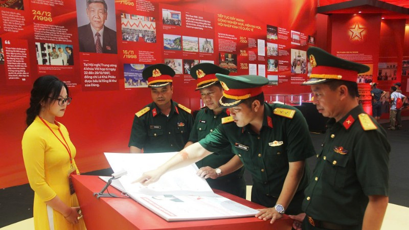 Đoàn cán bộ, sĩ quan Sư đoàn 3 (Quân khu 1) trải nghiệm đọc sách điện tử tại Triển lãm. (Ảnh: Báo Nhân Dân)