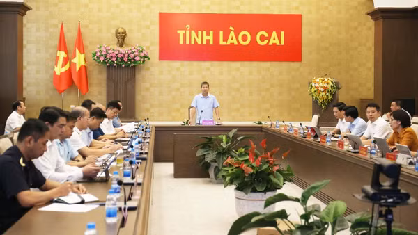Đồng chí Ngô Hạnh Phúc, Phó Chủ tịch Thường trực Ủy ban nhân dân tỉnh Lào Cai phát biểu tại hội nghị.