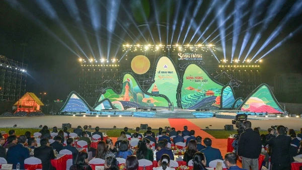 Quang cảnh lễ khai mạc Festival sông Hồng-Lào Cai 2025.