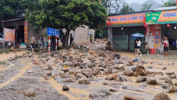 Mưa lũ kèm theo đất đá gây ách tắc cục bộ một số tuyến đường tại xã Minh Lương.