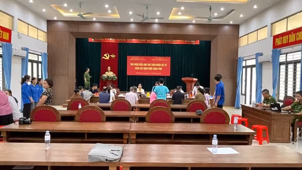 Lấy mẫu ADN đối với hơn 3.400 thân nhân liệt sĩ chưa xác định được thông tin tại tỉnh Lào Cai. (Ảnh: CÔNG HẢI)