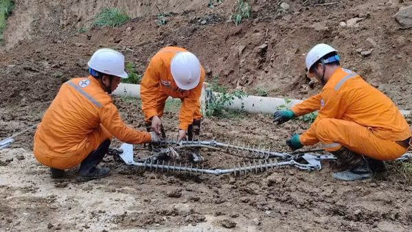 Cán bộ Điện lực Nghĩa Lộ khẩn trương khắc phục sự cố đường dây 376E29.2. (Ảnh: Điện lực Nghĩa Lộ)