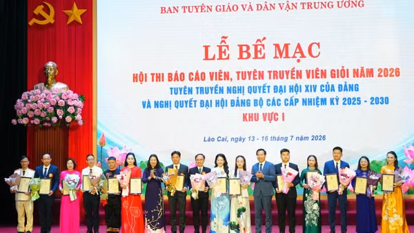 Ban tổ chức trao giải cho các thí sinh tham gia Hội thi Báo cáo viên, tuyên truyền viên giỏi khu vực I năm 2026.
