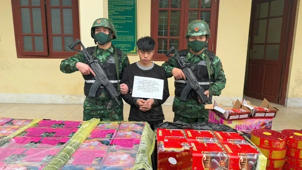 Đối tượng Nguyễn Ngọc Tài cùng tang vật.