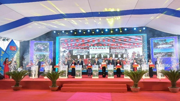 Phó Thủ tướng Lê Thành Long cùng các đại biểu thực hiện nghi thức khởi công, động thổ xây dựng Trường phổ thông nội trú tiểu học và trung học cơ sở Bản Lầu.