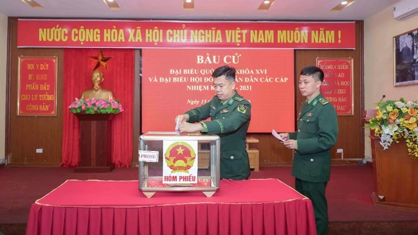 Lãnh đạo Đồn Biên phòng Cửa khẩu quốc tế Lào Cai bỏ phiếu bầu cử.