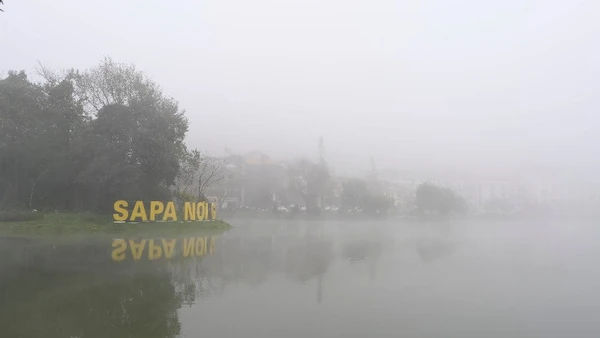 Sương mù dày đặc bao phủ Sa Pa trong đợt rét đậm.