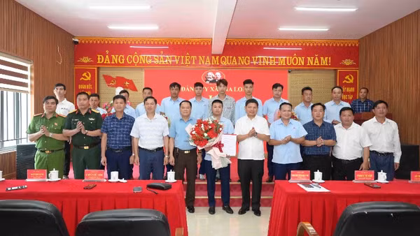 Lãnh đạo xã Pha Long trao quyết định và tặng hoa chúc mừng Chi bộ Công ty cổ phần năng lượng Mường Khương.