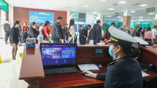 Hệ thống máy đo thân nhiệt giám sát tình trạng sức khỏe khi thực hiện các thủ tục xuất, nhập cảnh.