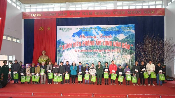 1.500 phần quà Tết được trao tặng tại chương trình cho người dân biên giới.