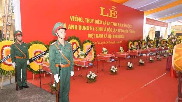 Lễ viếng, truy điệu và an táng 9 hài cốt liệt sĩ tại xã Bát Xát được tổ chức trọng thể.