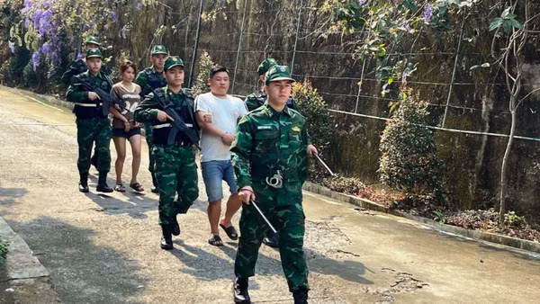 Bộ đội Biên phòng áp giải các đối tượng mua bán người.