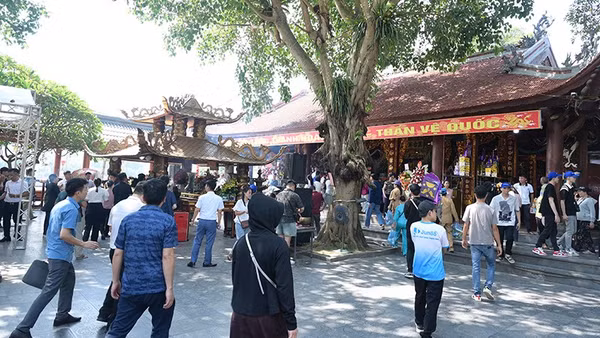 Đền Bảo Hà thu hút đông đảo người dân và du khách.