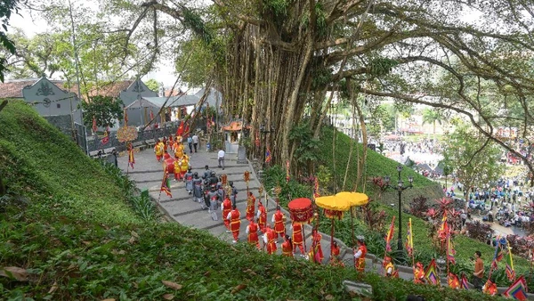 Đoàn rước lễ lên khu vực chính của Đền Thượng.