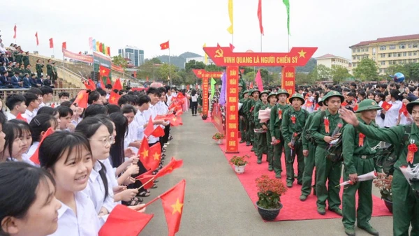 Các tân binh Lào Cai phấn khởi lên đường nhập ngũ.