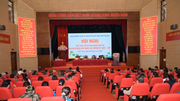 Quang cảnh hội nghị tiếp xúc cử tri.