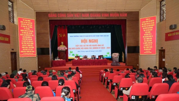 Quang cảnh hội nghị tiếp xúc cử tri.