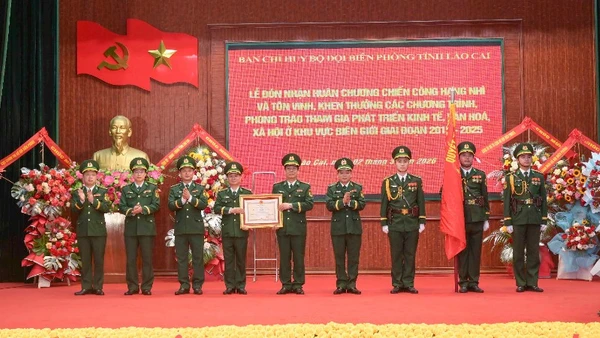 Thiếu tướng Nguyễn Văn Thiện, Phó Tư lệnh Bộ đội Biên phòng thừa ủy quyền của Chủ tịch nước trao tặng Huân chương Chiến công hạng Nhì cho Ban Chỉ huy Bộ đội Biên phòng tỉnh Lào Cai.