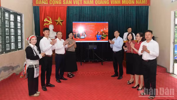 Các đại biểu thực hiện nghi thức ra mắt mô hình “Thôn số” tại thôn Sơn Hà, xã Bát Xát.