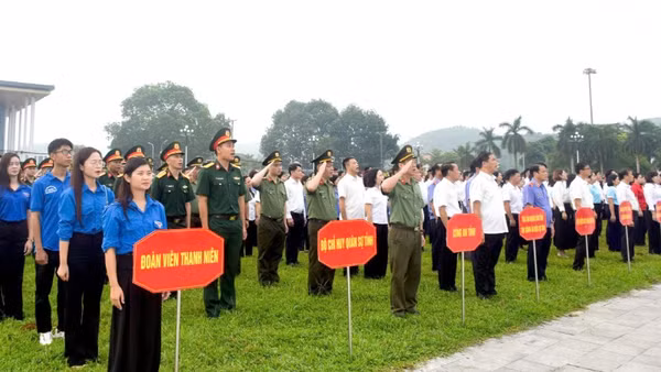 Trong không khí trang nghiêm, nghi thức chào cờ được cử hành trang trọng.