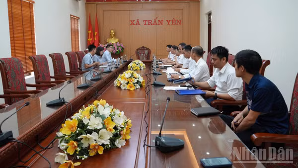 Lãnh đạo Công ty Điện lực Lào Cai và xã Trấn Yên thống nhất phương án triển khai thực hiện các dự án điện trên địa bàn.