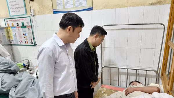 Lãnh đạo Đảng ủy, Ủy ban nhân dân xã Bắc Hà kịp thời thăm hỏi các nạn nhân của trận mưa đá sáng 16/4.